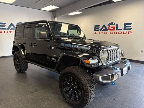 Used 2024 Jeep Wrangler Unlimited Sahara w/ Technology Group AWD/4WD image 1