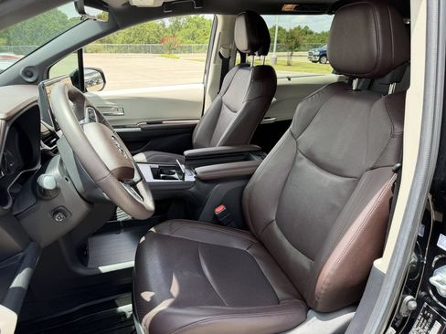 Used 2024 Toyota Sienna Platinum FWD image 26