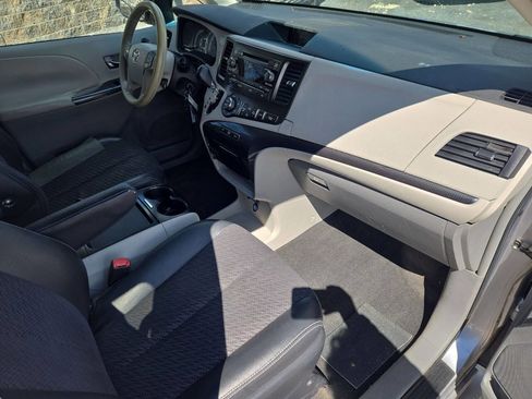 Used 2011 Toyota Sienna SE w/ Preferred Pkg image 15