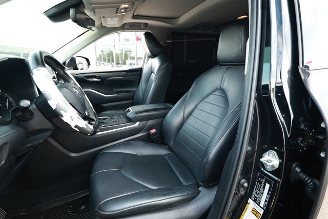 Used 2020 Toyota Highlander XLE AWD/4WD image 26