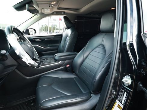 Used 2020 Toyota Highlander XLE AWD/4WD image 26