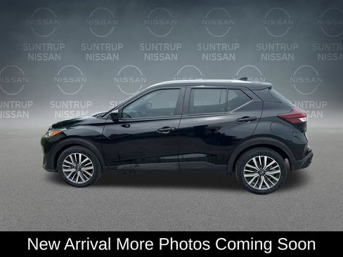 Used 2023 Nissan Kicks SV FWD image 2