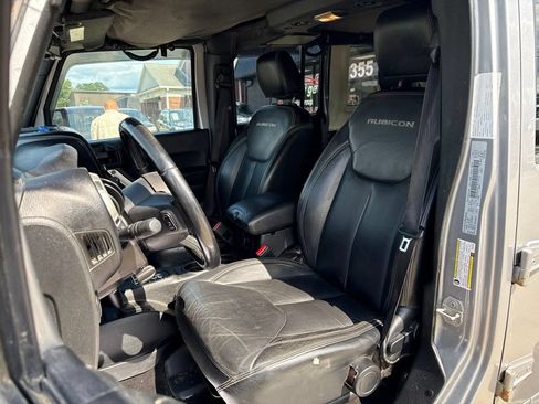 Used 2018 Jeep Wrangler Unlimited Rubicon w/ Connectivity Group AWD/4WD image 2