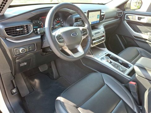 Used 2022 Ford Explorer XLT w/ Equipment Group 202A AWD/4WD image 11