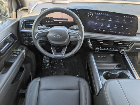 Used 2025 Chevrolet Suburban Z71 image 19