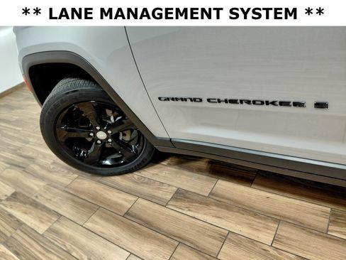 Used 2022 Jeep Grand Cherokee Altitude AWD/4WD image 16
