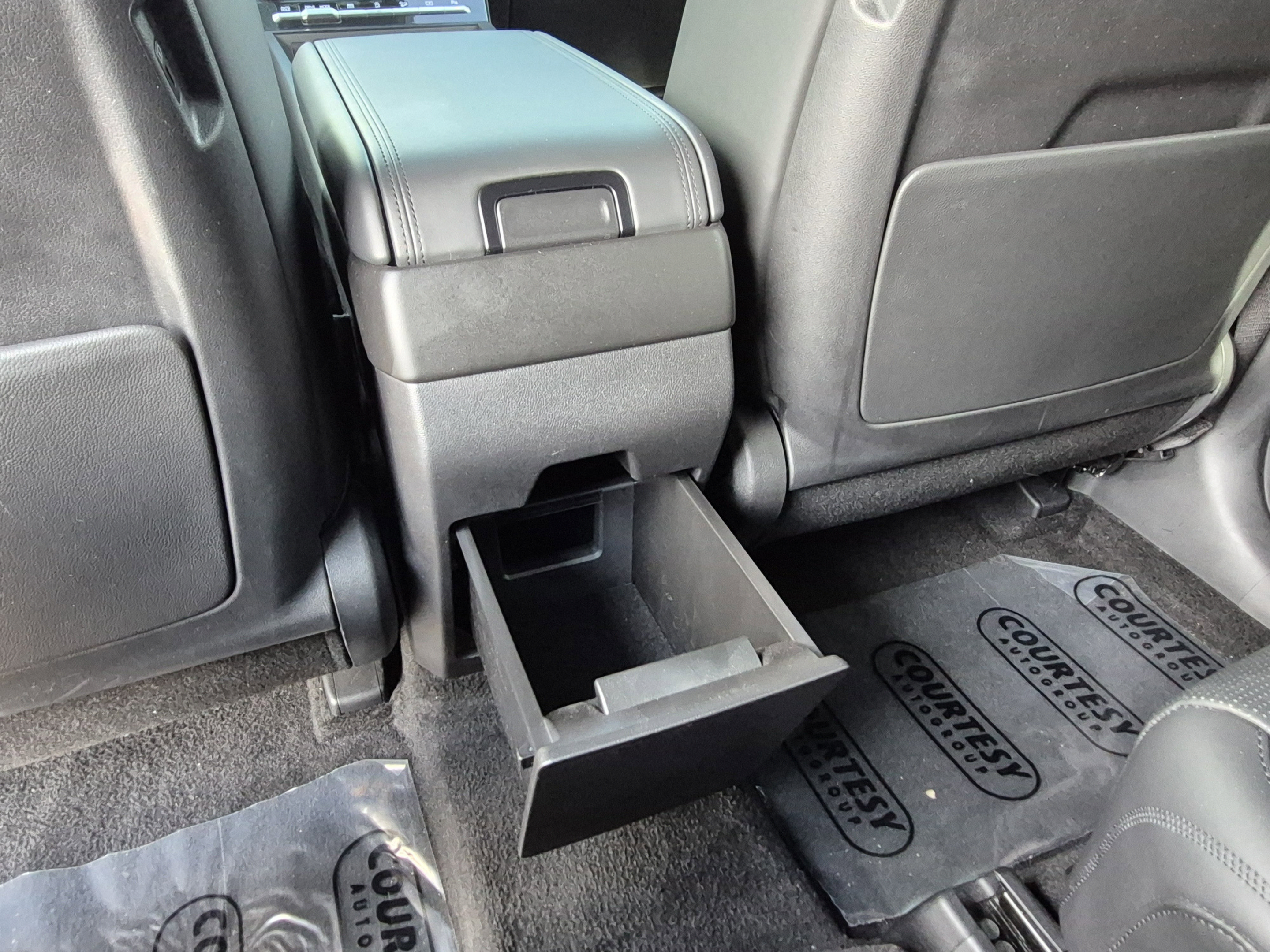 Used 2024 Hyundai Santa Fe Calligraphy AWD/4WD image 16