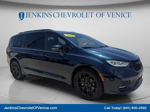 Used 2022 Chrysler Pacifica Touring-L w/ Uconnect Theater Family Group AWD/4WD image 1