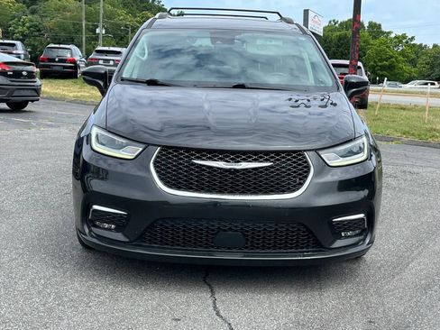 Used 2021 Chrysler Pacifica Touring-L FWD image 1