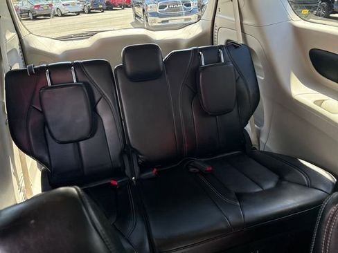 Used 2023 Chrysler Pacifica Touring-L FWD image 12