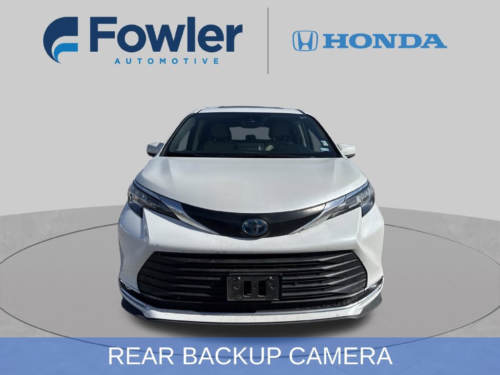 Used 2023 Toyota Sienna XLE FWD image 2