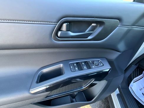 Used 2025 Nissan Pathfinder SV w/ SV Premium Package image 37