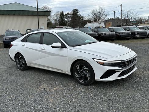 Used 2024 Hyundai Elantra SEL w/ Convenience Package image 2