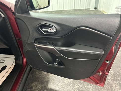 Used 2019 Jeep Cherokee Latitude w/ Cold Weather Group FWD image 13