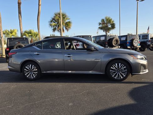 Used 2024 Nissan Altima 2.5 SV image 8