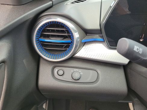 Used 2025 Chevrolet Trax LT w/ Sunroof Package image 14