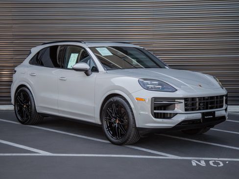 Certified 2026 Porsche Cayenne Coupe AWD/4WD image 8