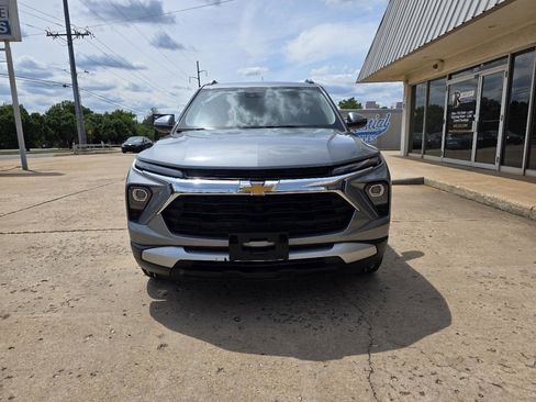 Used 2025 Chevrolet TrailBlazer LT AWD/4WD image 2