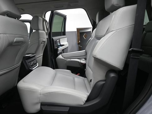 Used 2025 Ford Expedition Platinum w/ Driver's Package AWD/4WD image 27