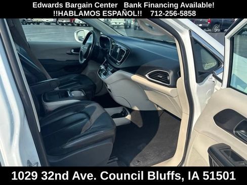 Used 2020 Chrysler Pacifica Touring-L FWD image 10