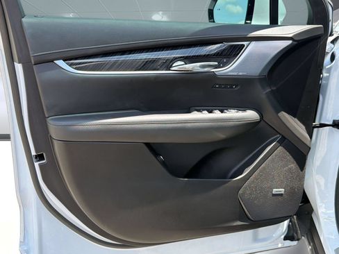 Used 2025 Cadillac XT6 Premium Luxury FWD image 13