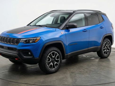 Used 2025 Jeep Compass Trailhawk AWD/4WD image 3