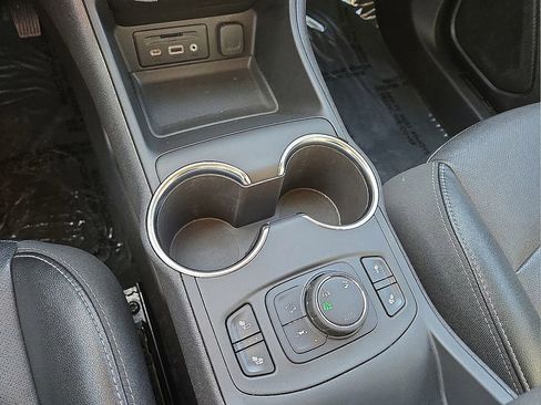 Used 2024 GMC Terrain SLT image 32