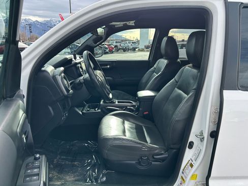 Used 2017 Toyota Tacoma TRD Sport image 11