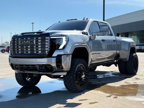 Used 2025 GMC Sierra 3500 Denali Ultimate image 4