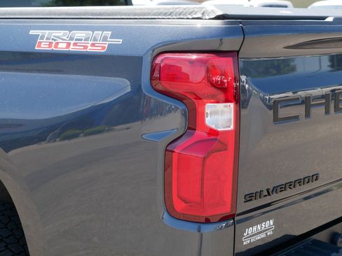 Used 2021 Chevrolet Silverado 1500 Custom Trail Boss w/ LPO, Dark Essentials Package AWD/4WD image 17