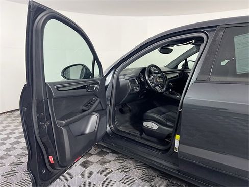 Used 2018 Porsche Macan Base image 18