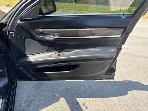 Used 2014 BMW 750i image 9