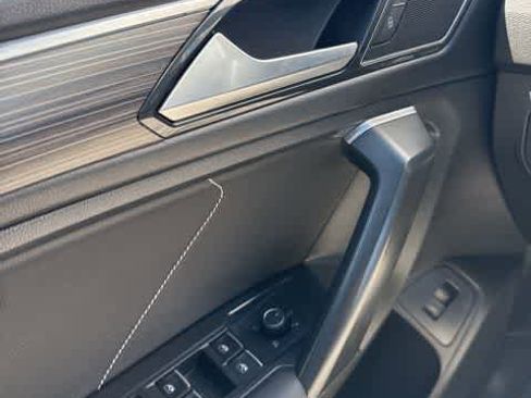 Certified 2022 Volkswagen Tiguan SEL R-Line image 18