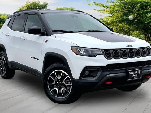Used 2025 Jeep Compass Trailhawk AWD/4WD image 3