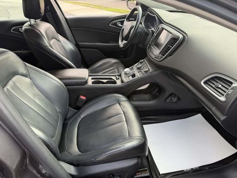 Used 2017 Chrysler 200 Limited Platinum w/ Comfort & Convenience Group FWD image 18