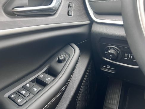 Certified 2025 Jeep Grand Cherokee Limited w/ Luxury Tech Group II RWD image 19