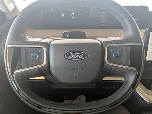 Used 2025 Ford Expedition Platinum image 19