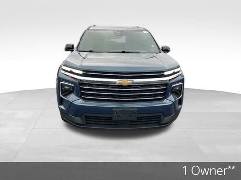 Used 2025 Chevrolet Traverse LT image 2