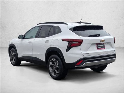 Used 2025 Chevrolet Trax LT w/ LT Convenience Package image 8