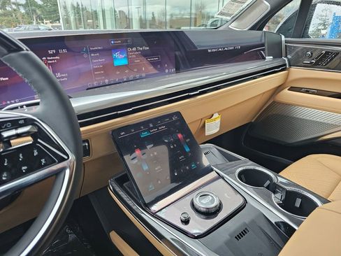 New 2026 Cadillac Lyriq Signature Luxury image 32