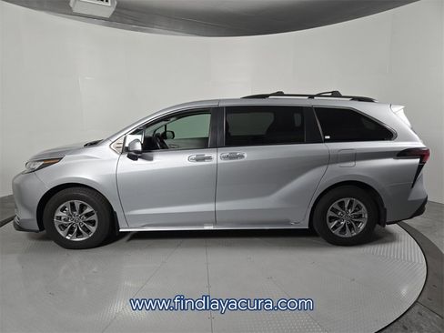 Used 2022 Toyota Sienna XLE image 3