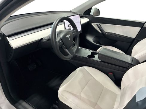 Certified 2022 Tesla Model Y Long Range AWD/4WD image 9