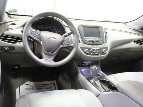 Used 2017 Chevrolet Malibu LT image 7