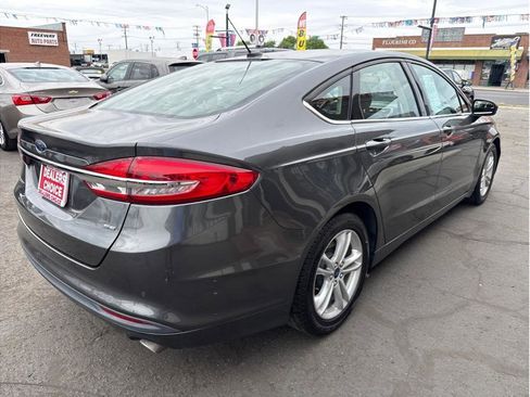 Used 2018 Ford Fusion SE w/ Fusion SE Technology Package FWD image 8
