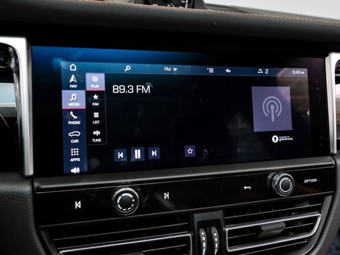 Used 2024 Porsche Macan image 31