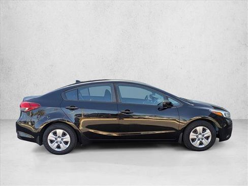 Used 2017 Kia Forte LX image 4