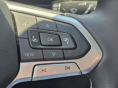 Used 2023 Volkswagen Tiguan SE w/ Panoramic Sunroof Package FWD image 23
