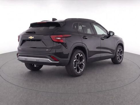 Used 2025 Chevrolet Trax LT FWD image 6