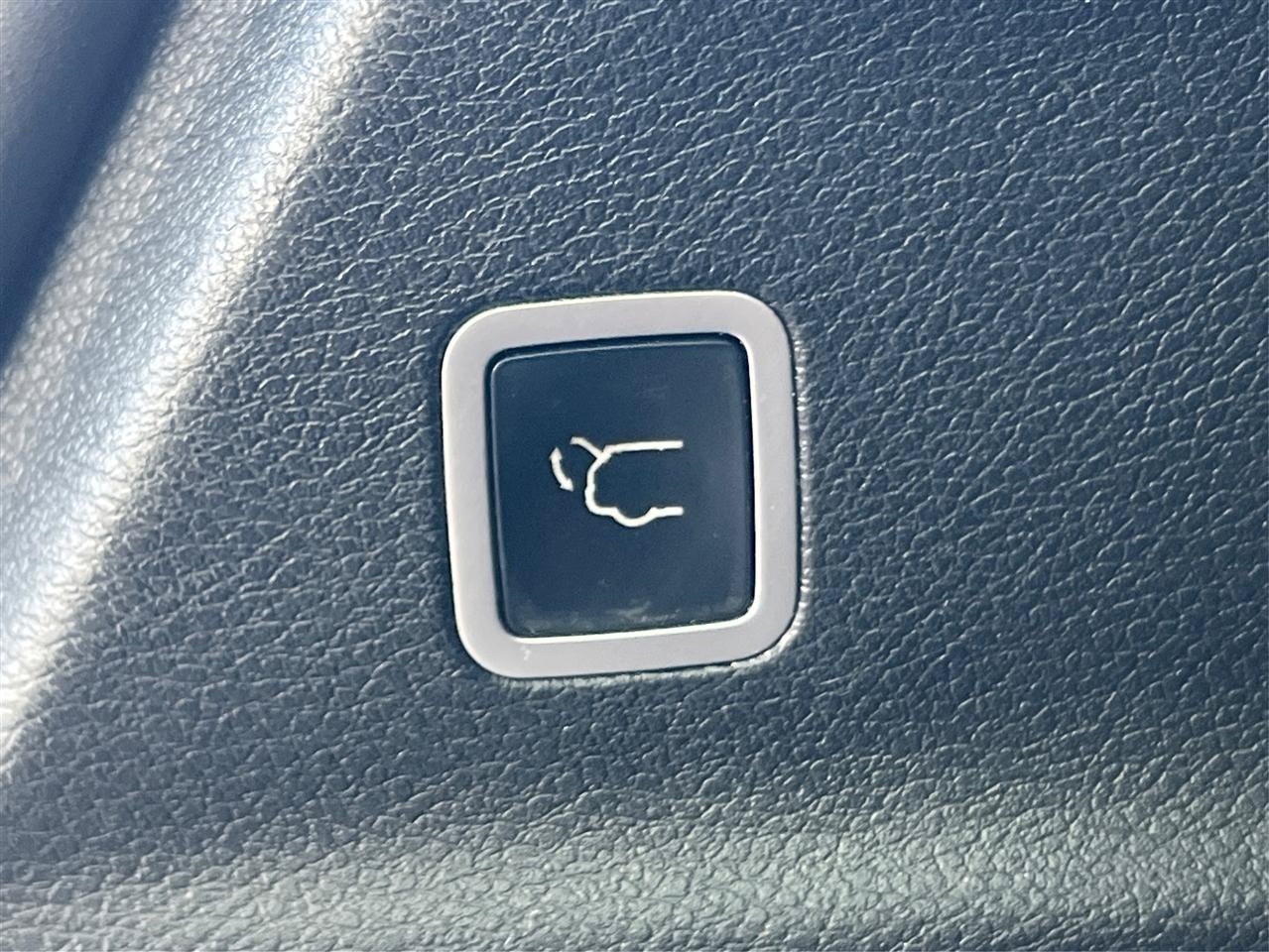 Used 2018 Chrysler Pacifica Limited FWD image 23