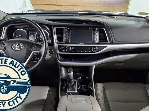 Used 2017 Toyota Highlander XLE image 31